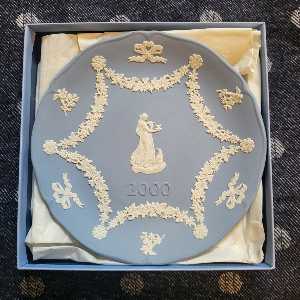 Wedgwood Jasperware Annual Plate "Hebe and the Eagle" (2000)